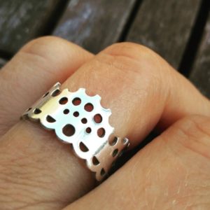Modern Lace Ring silver on hand 3